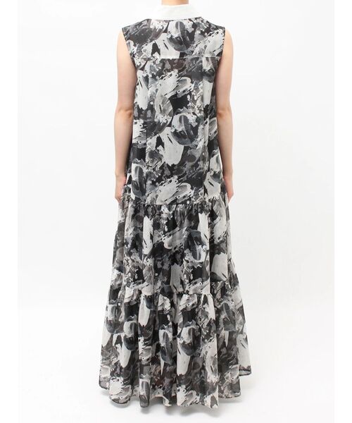 ELENDEEK(エレンディーク)の「シェイドフラワーティアードワンピース(ワンピース・レディース・ブラック/ブルー・01/02)」の21枚目の写真