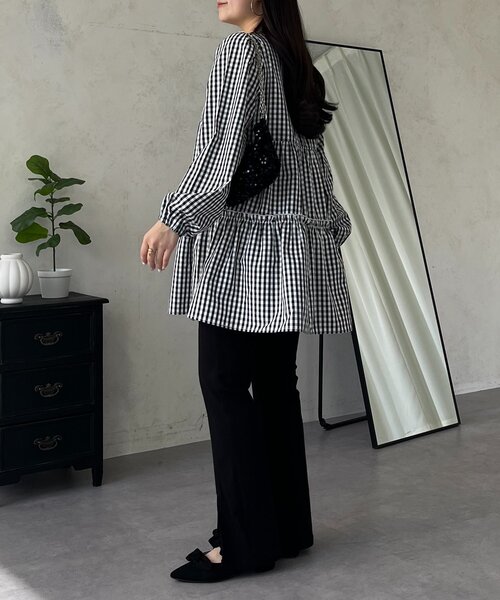 prose verse（プロズヴェール）の「ミドル丈裾フリルティアードブラウス（シャツ/ブラウス・レディース・オフホワイト/ブラック系その他・MEDIUM/LARGE）」の8枚目の写真