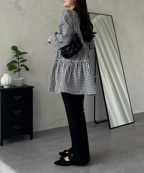 prose verse（プロズヴェール）の「ミドル丈裾フリルティアードブラウス（シャツ/ブラウス・レディース・オフホワイト/ブラック系その他・MEDIUM/LARGE）」の7枚目の写真