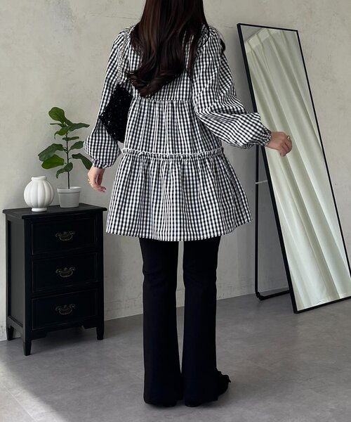 prose verse（プロズヴェール）の「ミドル丈裾フリルティアードブラウス（シャツ/ブラウス・レディース・オフホワイト/ブラック系その他・MEDIUM/LARGE）」の6枚目の写真