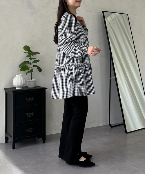 prose verse（プロズヴェール）の「ミドル丈裾フリルティアードブラウス（シャツ/ブラウス・レディース・オフホワイト/ブラック系その他・MEDIUM/LARGE）」の4枚目の写真