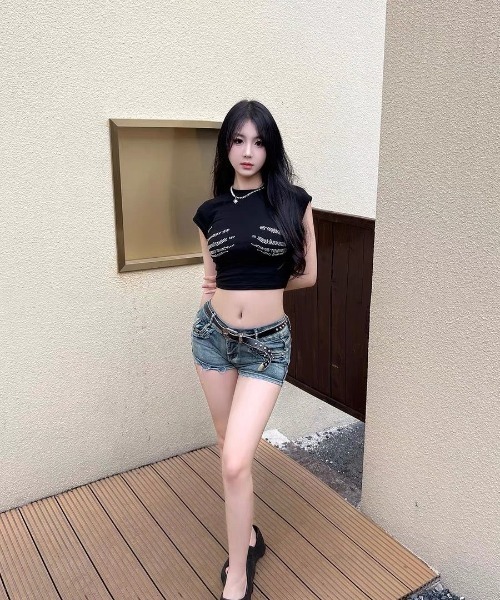 ViViDAY(ビビデー)の「手柄 ラインストーンショートtシャツ(Tシャツ/カットソー・レディース・ブラック・M)」の11枚目の写真
