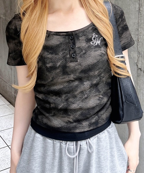 INGNI(イング)の「ムラ染めヘンリーネックレイヤード胸ロゴトップス(Tシャツ/カットソー・レディース・ブラウン/ブラック/オフホワイト・M)」の2枚目の写真