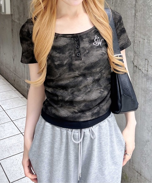 INGNI(イング)の「ムラ染めヘンリーネックレイヤード胸ロゴトップス(Tシャツ/カットソー・レディース・ブラウン/ブラック/オフホワイト・M)」の12枚目の写真