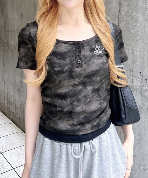 INGNI(イング)の「ムラ染めヘンリーネックレイヤード胸ロゴトップス(Tシャツ/カットソー・レディース・ブラウン/ブラック/オフホワイト・M)」の13枚目の写真