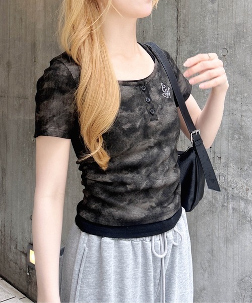 INGNI(イング)の「ムラ染めヘンリーネックレイヤード胸ロゴトップス(Tシャツ/カットソー・レディース・ブラウン/ブラック/オフホワイト・M)」の15枚目の写真