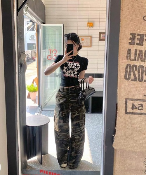 shopnikoniko(ショップニコニコ)の「プリントTシャツ 半袖 スリムTシャツ 韓国ファッション y2k モノクログラフィックデザイン Tシャツ ピチT(Tシャツ/カットソー・レディース・ブラック/ホワイト・フリー)」の4枚目の写真