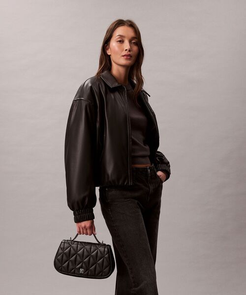 Calvin Klein（カルバン・クライン）の「キルティングトップハンドルバッグ（ボディバッグ/ウエストポーチ・レディース・サンドベージュ/ブラック・FREE）」の5枚目の写真