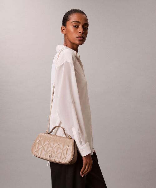 Calvin Klein（カルバン・クライン）の「キルティングトップハンドルバッグ（ボディバッグ/ウエストポーチ・レディース・サンドベージュ/ブラック・FREE）」の7枚目の写真