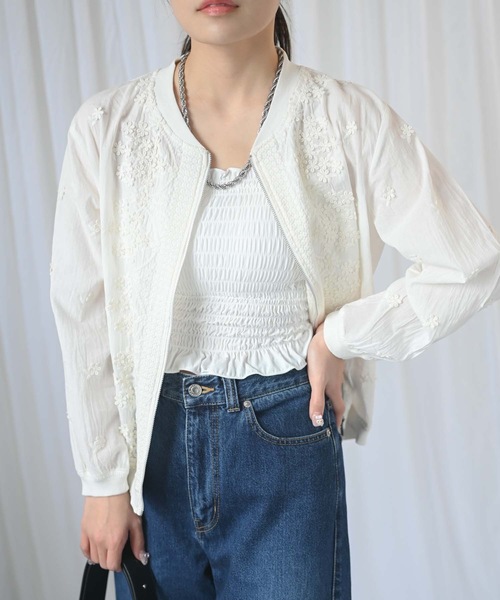 &HALF(アンドハーフ)の「フラワーモチーフ刺繍コットンジップブルゾン(ブルゾン・レディース・オフホワイト/ネイビー/グリーン・L/M)」の1枚目の写真