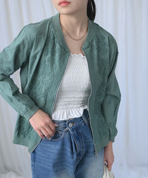 &HALF(アンドハーフ)の「フラワーモチーフ刺繍コットンジップブルゾン(ブルゾン・レディース・オフホワイト/ネイビー/グリーン・L/M)」の2枚目の写真