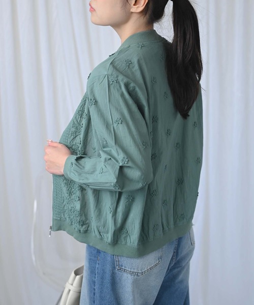 &HALF(アンドハーフ)の「フラワーモチーフ刺繍コットンジップブルゾン(ブルゾン・レディース・オフホワイト/ネイビー/グリーン・L/M)」の4枚目の写真