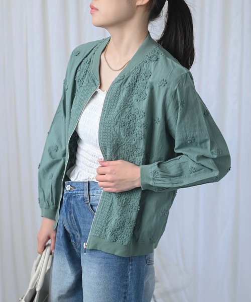 &HALF(アンドハーフ)の「フラワーモチーフ刺繍コットンジップブルゾン(ブルゾン・レディース・オフホワイト/ネイビー/グリーン・L/M)」の6枚目の写真