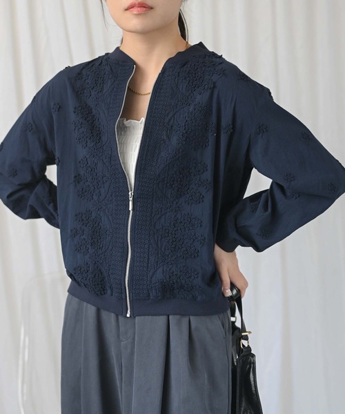 &HALF(アンドハーフ)の「フラワーモチーフ刺繍コットンジップブルゾン(ブルゾン・レディース・オフホワイト/ネイビー/グリーン・L/M)」の11枚目の写真