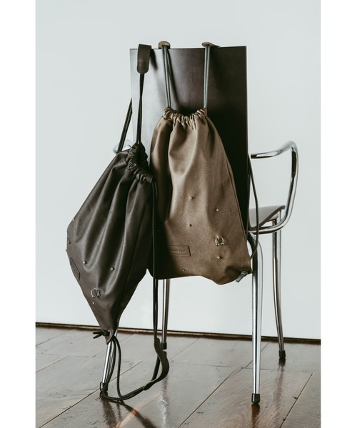 Knuth Marf（クヌースマーフ）の「leather drawstring bag（バックパック/リュック・レディース・ブラック/ライトグレー・ONE SIZE）」の3枚目の写真