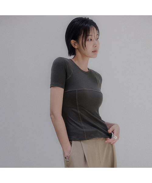 MEMUA(メムア)の「バランスアップラインハーフTシャツ(ブラック)(Tシャツ/カットソー・レディース・ブラック/カーキ/アイボリー・FREE)」の3枚目の写真