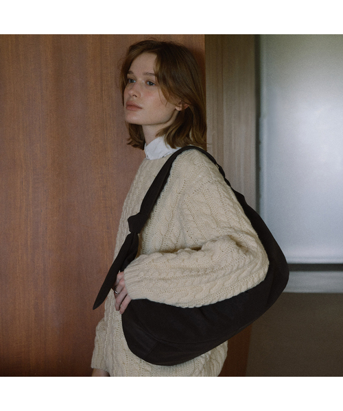 OVHEE(オヴェイ)の「エルバ ホーボーバッグ Elva Hobo Bag(ショルダーバッグ・レディース・サンドベージュ/ダークブラウン/ブラック・FREE)」の2枚目の写真
