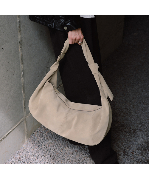 OVHEE(オヴェイ)の「エルバ ホーボーバッグ Elva Hobo Bag(ショルダーバッグ・レディース・サンドベージュ/ダークブラウン/ブラック・FREE)」の3枚目の写真
