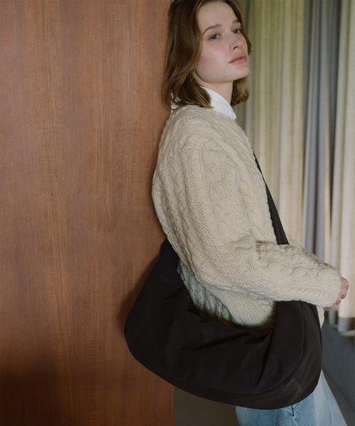 OVHEE(オヴェイ)の「エルバ ホーボーバッグ Elva Hobo Bag(ショルダーバッグ・レディース・サンドベージュ/ダークブラウン/ブラック・FREE)」の4枚目の写真