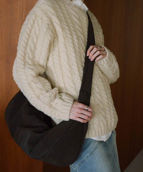 OVHEE(オヴェイ)の「エルバ ホーボーバッグ Elva Hobo Bag(ショルダーバッグ・レディース・サンドベージュ/ダークブラウン/ブラック・FREE)」の8枚目の写真