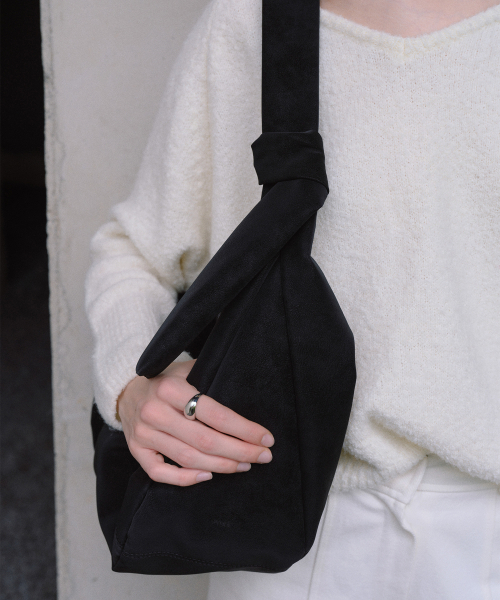 OVHEE(オヴェイ)の「エルバ ホーボーバッグ Elva Hobo Bag(ショルダーバッグ・レディース・サンドベージュ/ダークブラウン/ブラック・FREE)」の12枚目の写真