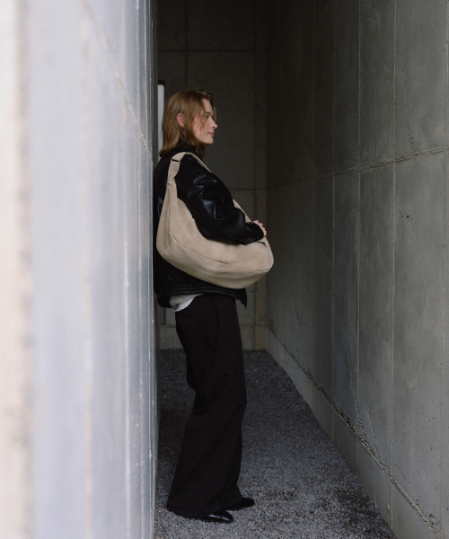 OVHEE(オヴェイ)の「エルバ ホーボーバッグ Elva Hobo Bag(ショルダーバッグ・レディース・サンドベージュ/ダークブラウン/ブラック・FREE)」の16枚目の写真