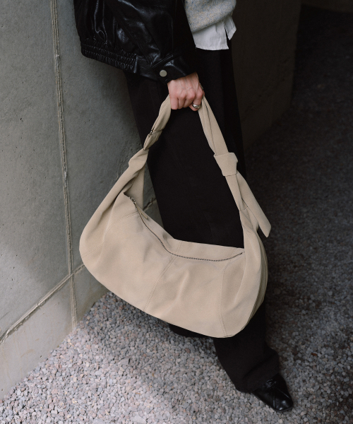 OVHEE(オヴェイ)の「エルバ ホーボーバッグ Elva Hobo Bag(ショルダーバッグ・レディース・サンドベージュ/ダークブラウン/ブラック・FREE)」の17枚目の写真