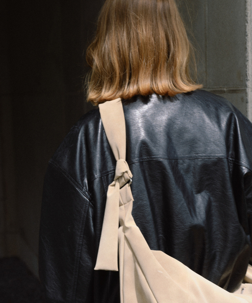 OVHEE(オヴェイ)の「エルバ ホーボーバッグ Elva Hobo Bag(ショルダーバッグ・レディース・サンドベージュ/ダークブラウン/ブラック・FREE)」の20枚目の写真
