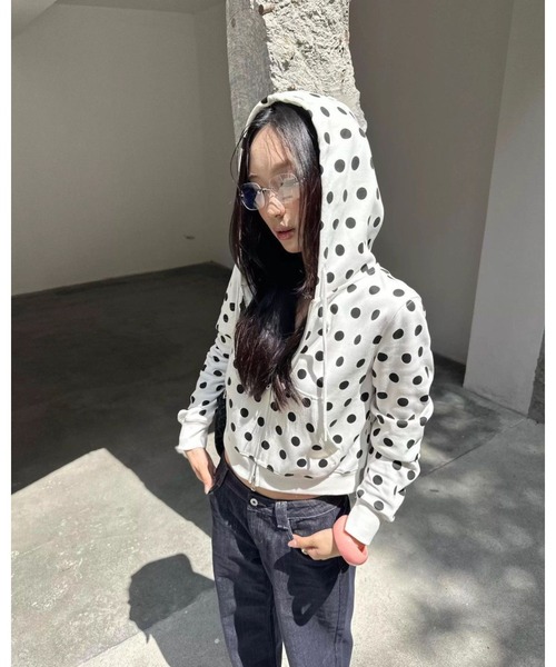 CHEER(チアー)の「【ダブルジップ】ドット柄 ショート丈 ジャージ パーカー フルジップ 水玉柄 クロップド丈 トラックジャケット スポーティー(パーカー・レディース・ホワイト・FREE)」の5枚目の写真
