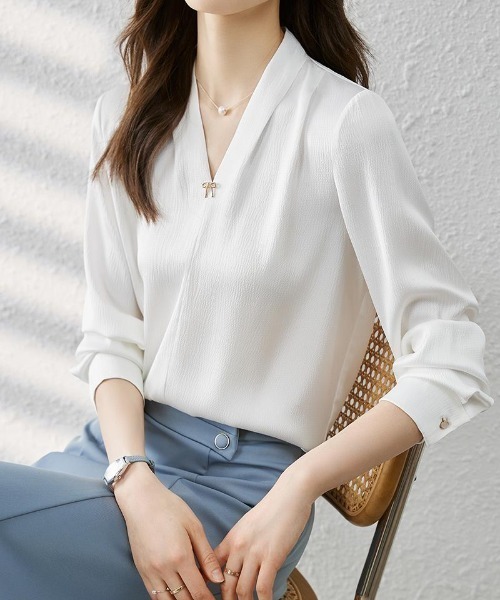 AMAJI(アマジ)の「Vネック 長袖シャツ(シャツ/ブラウス・レディース・ホワイト・X-LARGE/LARGE/MEDIUM/SMALL)」の1枚目の写真