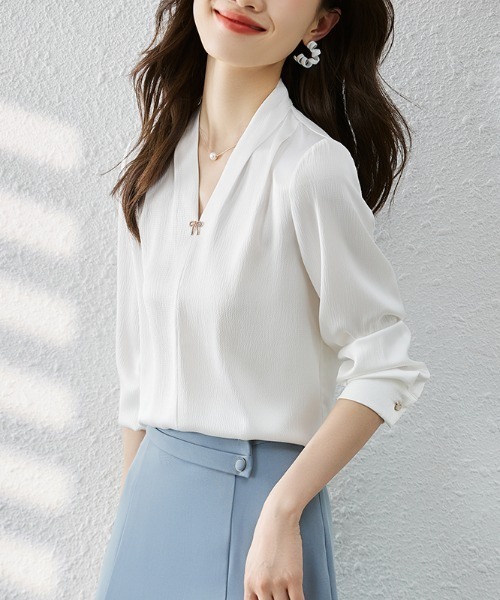 AMAJI(アマジ)の「Vネック 長袖シャツ(シャツ/ブラウス・レディース・ホワイト・X-LARGE/LARGE/MEDIUM/SMALL)」の2枚目の写真