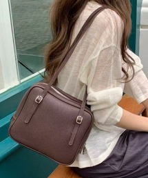 シンプルなのに洗練された印象。丸みのあるスクエアフォルムが大人可愛いショルダーバッグ