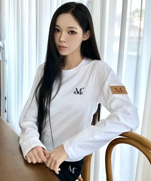MUCENT(ムセント)の「◇MUCENT◇ブランド直輸入正規品/リアム レザー パッチ 長袖 Tシャツ LIAM LEATHER PATCH LONG SLEEVE T(Tシャツ/カットソー・レディース・ホワイト/ブラック・FREE)」の2枚目の写真