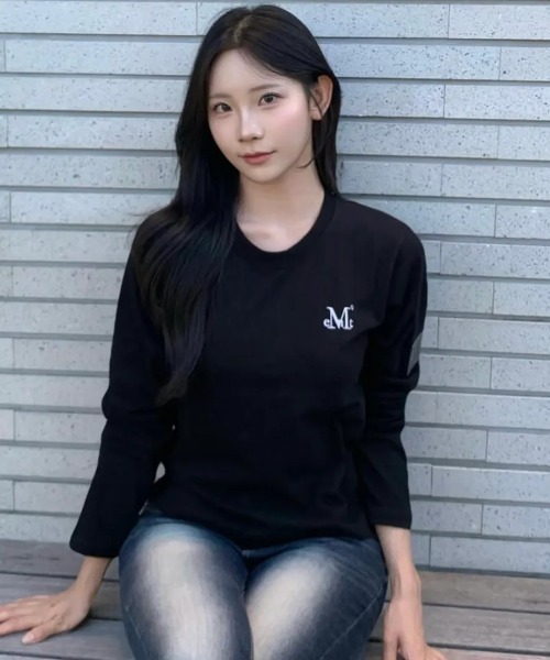 MUCENT(ムセント)の「◇MUCENT◇ブランド直輸入正規品/リアム レザー パッチ 長袖 Tシャツ LIAM LEATHER PATCH LONG SLEEVE T(Tシャツ/カットソー・レディース・ホワイト/ブラック・FREE)」の1枚目の写真