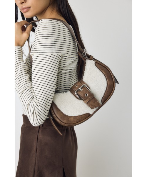 AZUL by moussy(アズールバイマウジー)の「バックルベルトワンハンドルボアバッグ 秋服 冬服(ハンドバッグ・レディース・ブラック/ブラウン・FREE)」の7枚目の写真