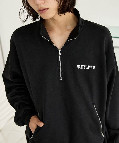 MARY QUANT(マリークワント)の「MARY QUANT × PUBLUX/マリークワント <ユニセックス>別注 裏起毛 配色 ハーフジップ ロゴ スウェット 限定展開(スウェット・メンズ・ブラック/チャコールグレー/ライトグレー・SMALL/MEDIUM/LARGE)」の2枚目の写真