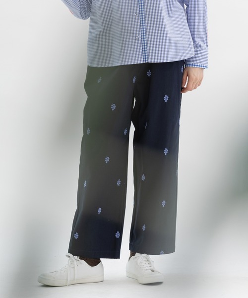 nop de nod（ノップドゥノッド）の「ユーカリ刺繍チノクロス・デニムパンツ（その他パンツ・レディース・ベージュ/ネイビー/インディゴブルー・3）」の2枚目の写真