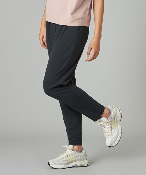 Chacott(チャコット)の「EasyCare+ soft テーパードパンツ(その他パンツ・レディース・ブラック・M)」の1枚目の写真