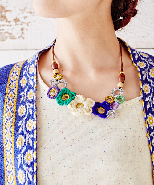 チャイハネ(チャイハネ)の「【チャイハネ】クロッシェレースフラワーネックレス(ネックレス・レディース・パープル/ピンク/ブルー・FREE)」の3枚目の写真