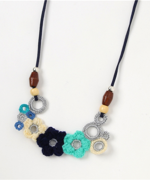 チャイハネ(チャイハネ)の「【チャイハネ】クロッシェレースフラワーネックレス(ネックレス・レディース・パープル/ピンク/ブルー・FREE)」の2枚目の写真