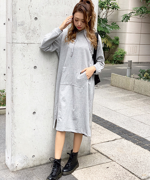 SPIGA(スピーガ)の「袖ラインパーカーワンピ(ワンピース・レディース・ホワイト/ブラック/グレー・FREE)」の3枚目の写真