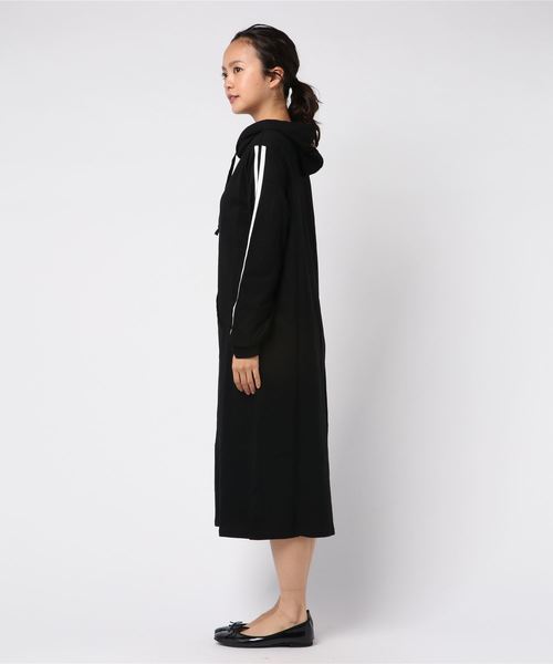 SPIGA(スピーガ)の「袖ラインパーカーワンピ(ワンピース・レディース・ホワイト/ブラック/グレー・FREE)」の4枚目の写真