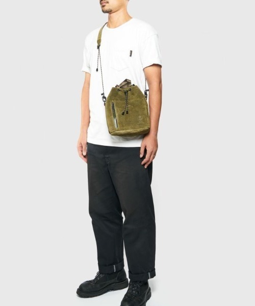 AS2OV(アッソブ)の「AS2OV (アッソブ) WATER PROOF SUEDE DRAWSTRING BAG / 巾着 バッグ(ショルダーバッグ・メンズ・ブラック/ネイビー/カーキ/マスタード/ワインレッド/チョコ/ターコイズブルー/グレー/オレンジ/キャメル・FREE)」の17枚目の写真
