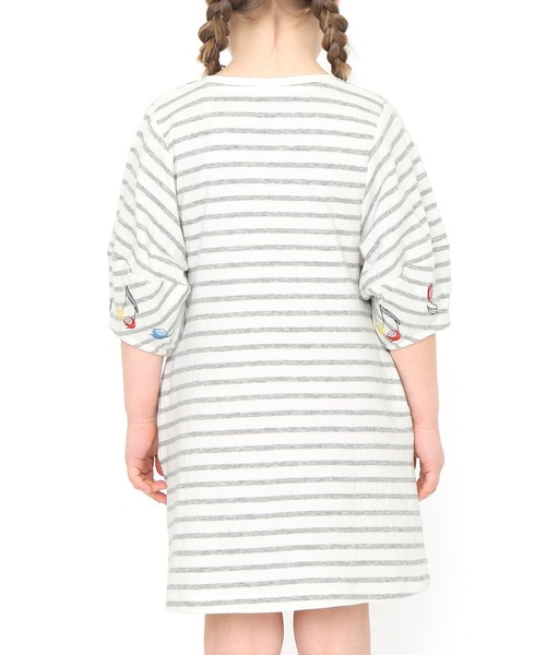 Design Tshirts Store graniph（デザイン　ティーシャツ　ストア　グラニフ）の「チューリップノート｜キッズ刺繍ボリューム五分袖ワンピース(オフホワイト)（ワンピース・キッズ・オフホワイト・130/90/110）」の7枚目の写真