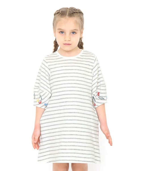 Design Tshirts Store graniph（デザイン　ティーシャツ　ストア　グラニフ）の「チューリップノート｜キッズ刺繍ボリューム五分袖ワンピース(オフホワイト)（ワンピース・キッズ・オフホワイト・130/90/110）」の5枚目の写真