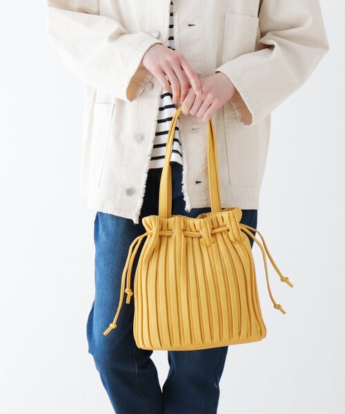 SHOO・LA・RUE（シューラルー）の「◆デニム合皮プリーツ巾着トート（トートバッグ・レディース・イエロー/ネイビー/ベージュ・00）」の11枚目の写真