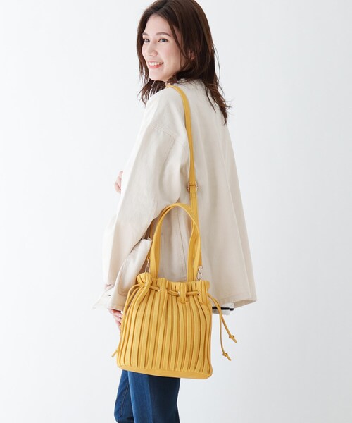 SHOO・LA・RUE（シューラルー）の「◆デニム合皮プリーツ巾着トート（トートバッグ・レディース・イエロー/ネイビー/ベージュ・00）」の12枚目の写真