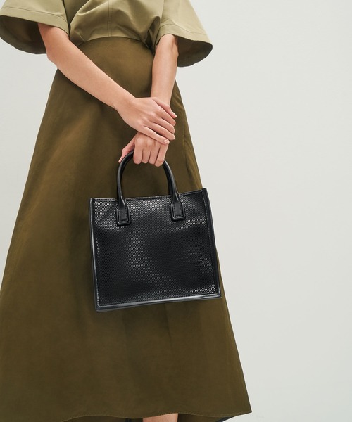 CHARLES & KEITH（チャールズ & キース）の「メッシュダブルハンドル トートバッグ / Mesh Double Handle Tote Bag（トートバッグ・レディース・ライトブルー/ブラック/オレンジ/ライトピンク・M）」の16枚目の写真