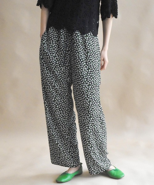 Alley by w closet（アリーバイダブルクローゼット）の「【Alley】フラワー柄ウエストゴムイージーパンツ（その他パンツ・レディース・ブラック/レッド/グリーン・FREE）」の2枚目の写真