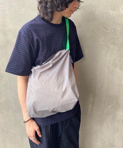 JULY NINE（ジュライナイン）の「[JULY NINE/ジュライナイン] 別注 SEQUEL リップストップナイロンショルダーバッグ（エコバッグ/サブバッグ・レディース・ホワイト/ブラック/グレー/レッド・ONE SIZE）」の4枚目の写真